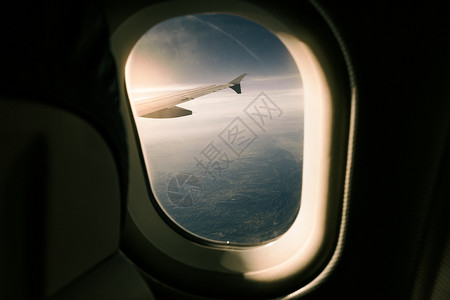 超过运输飞机场从内日落的景象穿过西班牙山上翅膀的窗外图片