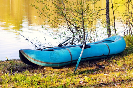 湖岸海的小型橡胶船树蓝色的松弛背景图片