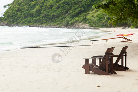 沙滩上的木制椅子图片