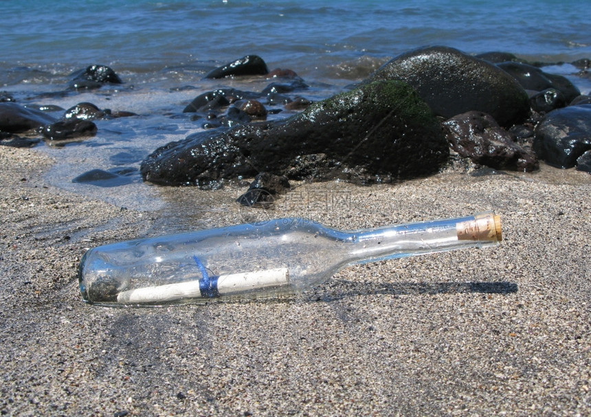 抛弃冲浪僻装有消息的瓶图片