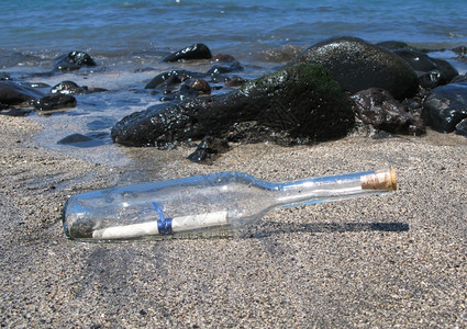 抛弃冲浪僻装有消息的瓶图片