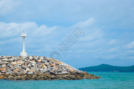 港口海洋沿地区灯塔在沿海岩石上漂浮到中村庄图片