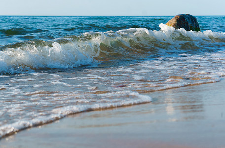 命中海浪击岸在岩石上破碎海浪在岸岩石上破碎海浪撞击岸滩暴风雨图片