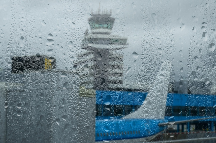 跑道抽象的透过一个有雨滴的窗口透过浏览至现代机场WorldAirport校对Portnoy窗户图片
