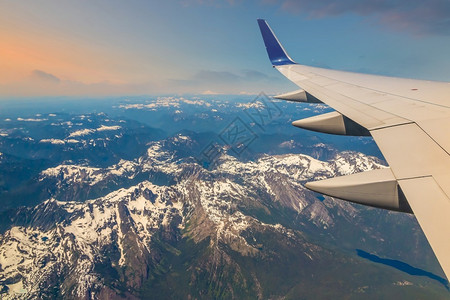 空气旅行全景飞越美国西雅图的飞机翼过雪峰高山上空美利坚合众国西雅图图片