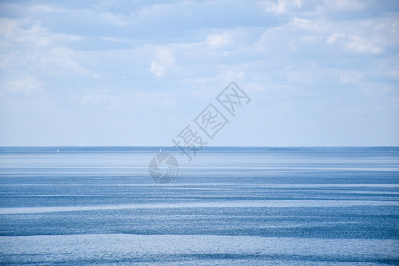 运输波罗的海平静蓝水中远洋帆船巡航行图片