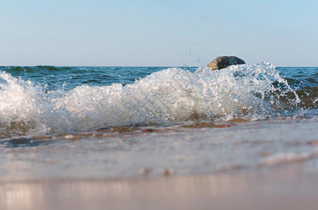 海浪击中岸在岩石上破碎海浪在岸岩石上破碎海浪撞击岸溅白色的风图片