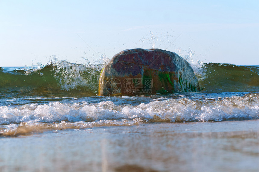 海洋沿命中浪击岸在岩石上破碎海浪在岸岩石上破碎海浪撞击岸图片