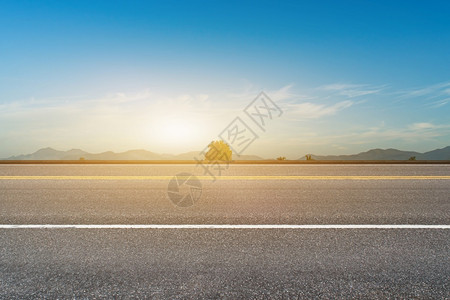 空的清沥青路和日出背景的天空自然观高速公路蓝色的图片