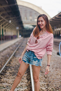 白种人铁路时尚穿着粉红裙子的女孩她正看着图片