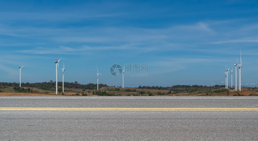 技术力量清空沥青路和蓝天背景风力涡轮机运输图片