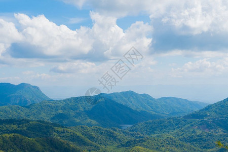 森林和山区的景观图片