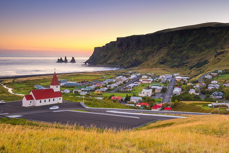 村庄山乡的冰岛日落时VikChurchrrsquos望风图片
