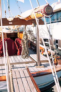 游艇细节在木船上的绳索束划结柚木图片