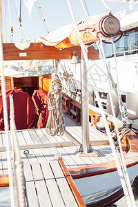 一种游艇细节在木船上的绳索束强棕色图片