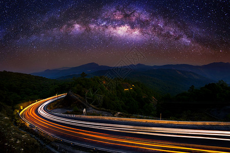 假期土井谷泰国清迈因他侬家公园夜间的银河和汽车灯图片