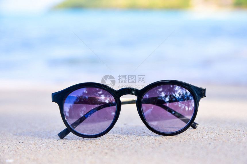 沙滩上的墨镜图片