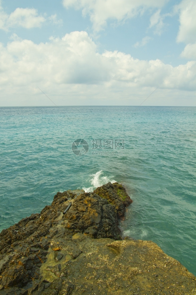 夏天水漫步在海面上冲破岩石结图片