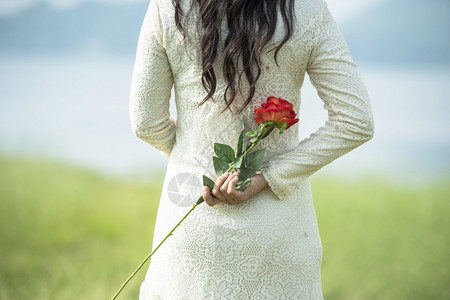 情人节手拿花的女士图片