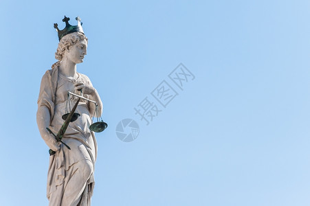 象征平等立法正义女神像关于天空背景图片