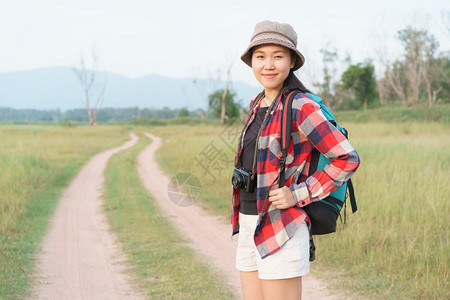 假期亚洲旅游妇女自然的山地观一个年轻女孩正在旅行暑假度李愉快图片