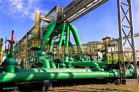 力量石油生产炼厂的工业绿色钢管活力图片