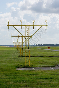 自然天空机场的云层在跑道灯之间夏天图片