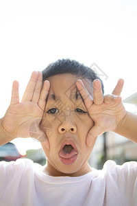 咬近距离面对着亚洲孩子的面孔带着奶牙嘴亚洲人图片