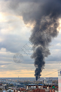 柱子黑色的屋烟雾柱升起天空高清图片