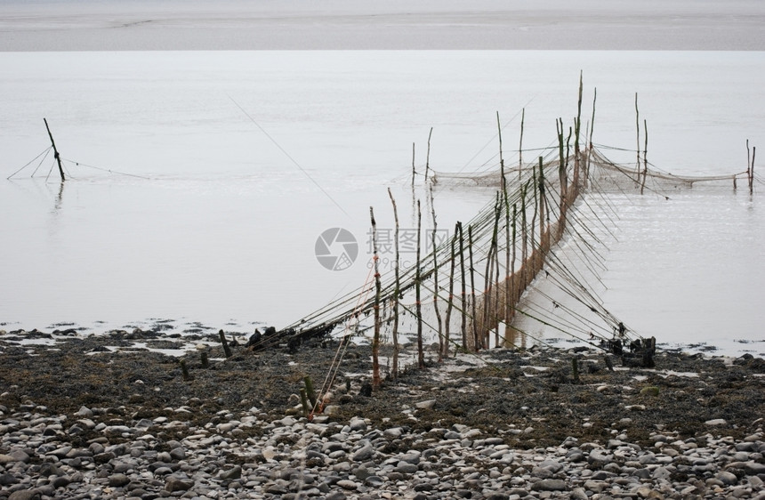 反射河结构体在苏格兰克里顿附近看到渔网从海滩法尔特逃出海边图片