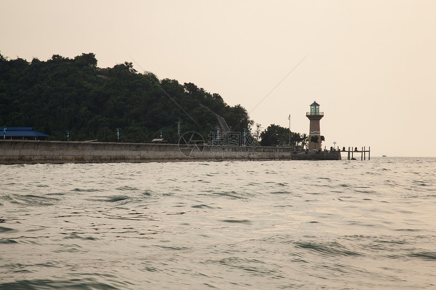 海洋沿岸的灯塔警报和监测自然灾害并监测自然灾害港口危险图片