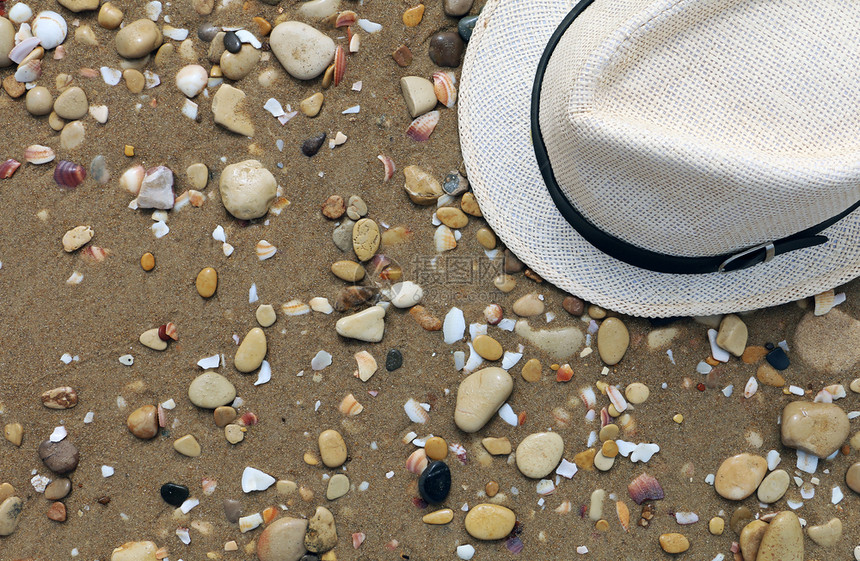 草帽在沙质和灰色的石头海滩上特写夏季假期旅行背景的概念平躺和复制空间草帽在沙质和灰色的石头海滩上特写夏季假期旅行背景的概念游以色图片
