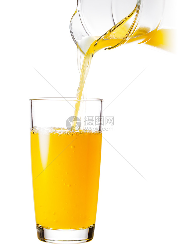 茶点从白色背景中突显的壶倒出一橙汁的玻璃杯从一壶中倒出橙汁的玻璃杯目管子图片