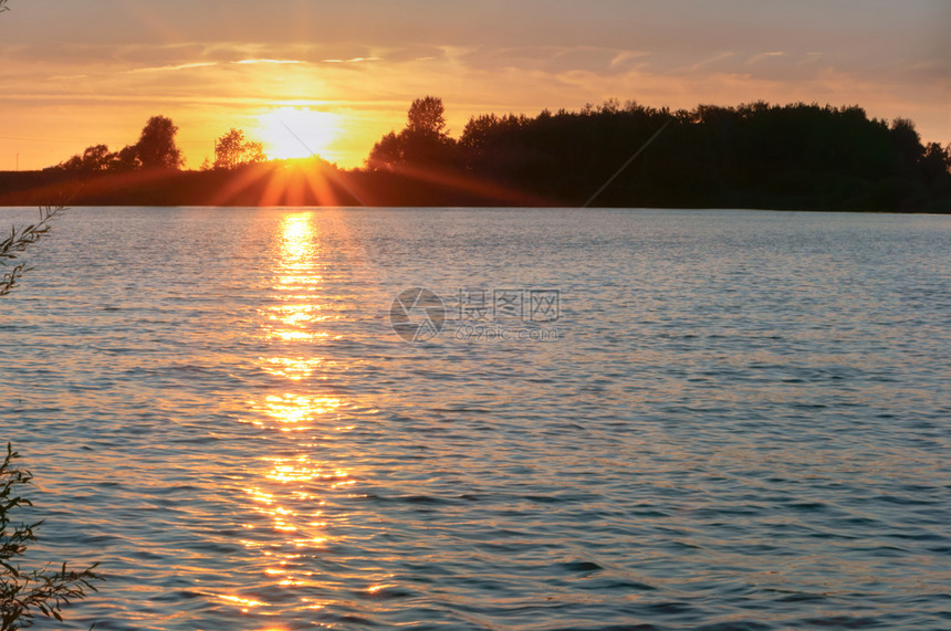 美丽的湖上日落河出池塘中太阳光线的反射河上日出池塘中太阳光线的反射春天图片