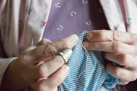 衣着女手握针织物缝纫手的详情包边爱好绣图片