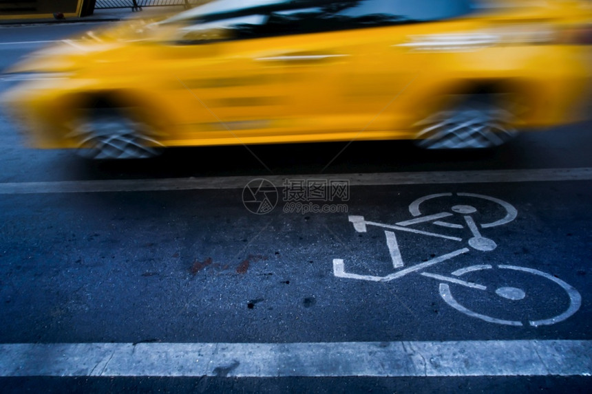 循环分离沥青路上的单自行车道和路标志交通速度超过TopSight运动模糊车辆图片