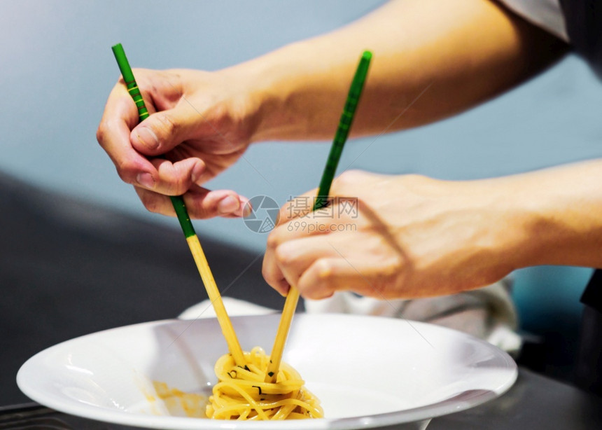 厨师在房做饭师烹饪主装饰餐盘缝纫子可口炙烤图片