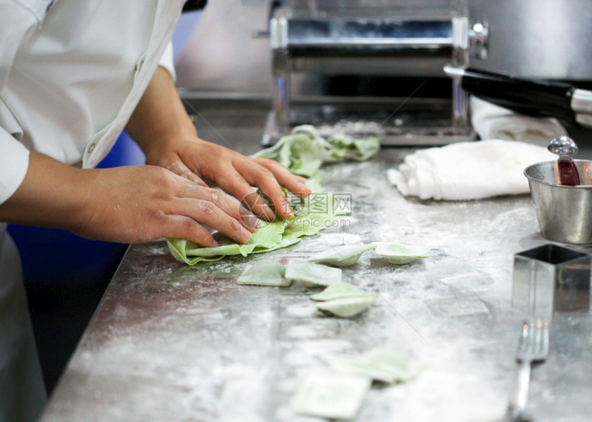 盘子蔬菜厨师在房做饭师烹饪主装饰餐盘缝纫服务图片