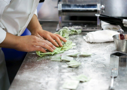 盘子蔬菜厨师在房做饭师烹饪主装饰餐盘缝纫服务图片