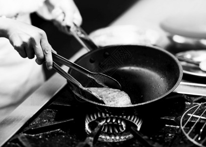 食谱男厨师烹饪准备食物在房装饰菜盘一顿饭图片