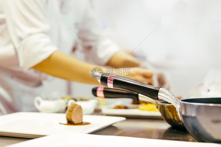 炙烤厨师烹饪准备食物在房装饰菜盘午餐工具图片