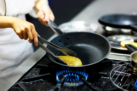 气体工作厨师烹饪准备食物在房装饰菜盘开胃图片