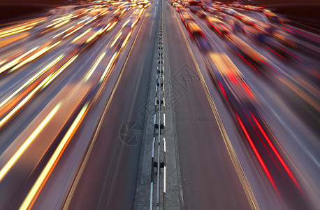 高速公路发光的基辅市公路上夜间交通生活图片