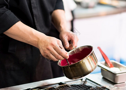 厨师在房做饭师准备食物餐饮工作汤图片