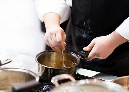 酱蔬菜厨师在房做饭师准备食物制服图片