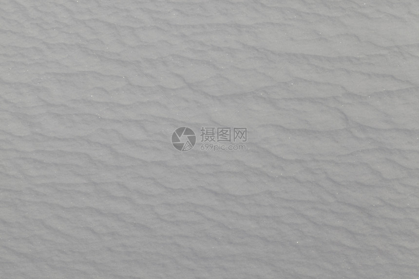 光滑的下雪后从平表面滑中划冬季自然在田野的地表上划雪降阳光图片