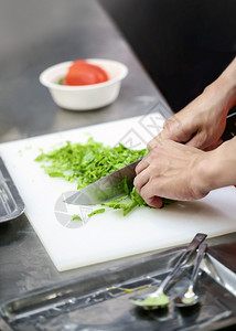 切割美好的主厨烹饪在房准备食物主厨装饰菜盘特餐商业图片