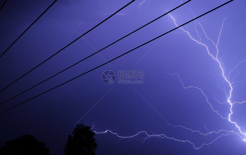 活力雷雨闪光夜拍有螺栓和电线图片