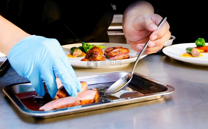 酱午餐厨师在房做饭师准备食物手图片