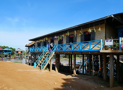 柬埔寨暹粒省TonleSap湖上漂浮村的柬埔寨在校儿童旅行屋运输图片